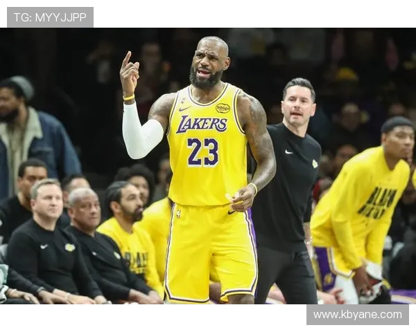 詹姆斯三双难阻弗拉格45分 独行侠险胜湖人